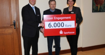 Die 6.000 Euro-Spende nahm Peter Grosch (Vorsitzender der Schweriner Tafel) von Maik Jensen (links) und Martina Loock von der Sparkasse Mecklenburg-Schwerin entgegen. (Fotos: Sparkasse)